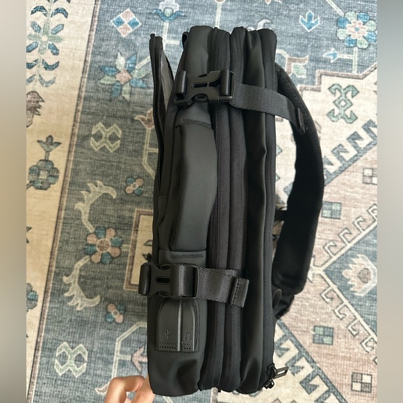 Expandable compression backpack - Picture 7 of 9